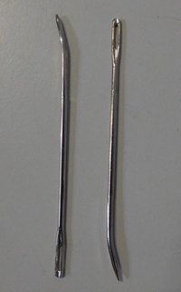 Carpetneedle with bended point 7.5 cm, per 10 pcs.